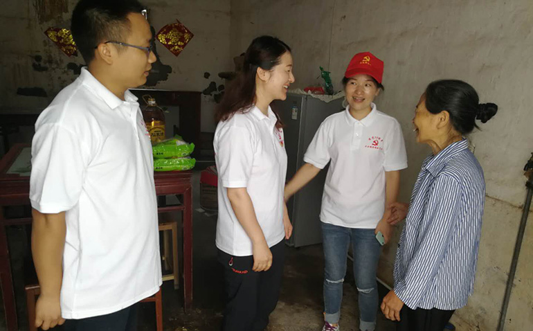 慰問(wèn)貧困戶